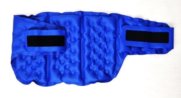 Composé de tissu synthétique, la ceinture double usage contient un gel qui maintient la température.